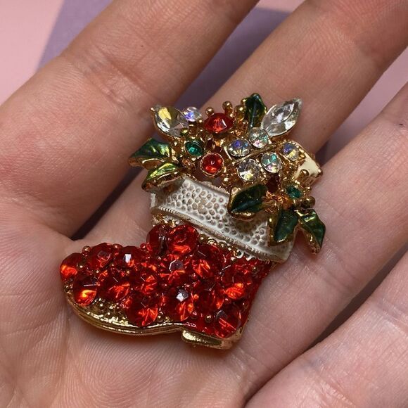 💛 Gold Tone Christmas Bootie Crystal Brooch - Picture 5 of 8
